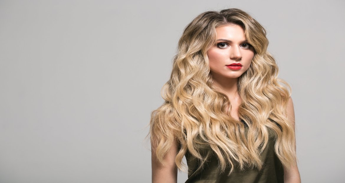 Modelo Loira Com Cabelos Ondulados E Longos